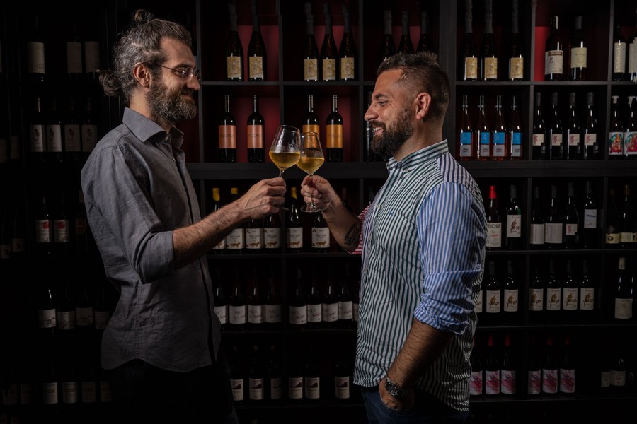 La sfida del vino etico: a Verona la nuova enoteca del progetto Flor