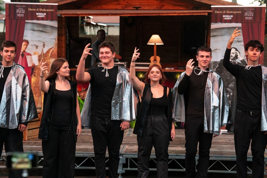 Un palco, tanti sogni: i Giovani di Casa Shakespeare campioni di street theatre