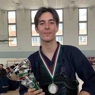 Mattia Padovani con la medaglia e la coppa di Campione italiano kyu.