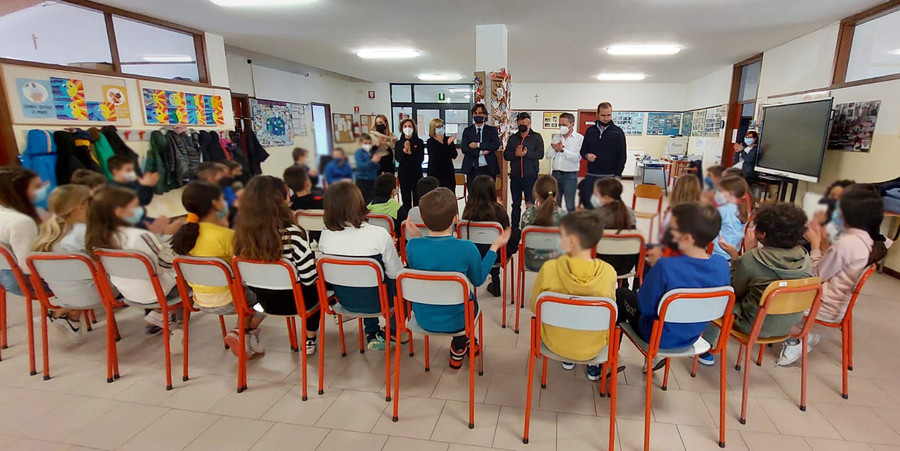 Il presidente Scalzotto risponde alle domande degli studenti di Corbiolo