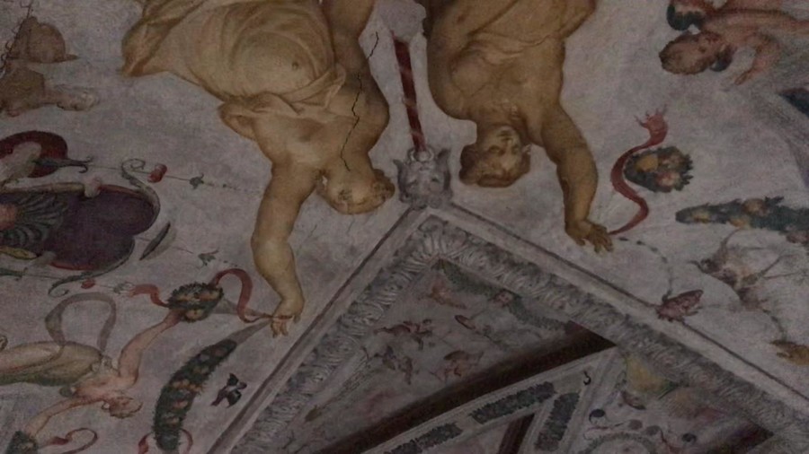 Dentro Palazzo Bocca Trezza, dove ci sono affreschi (ancora) stupendi