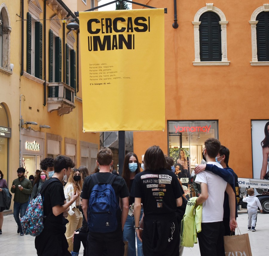 CSV Verona, la campagna &quot;Cercasi umani&quot; a scuola diventa strumento educativo