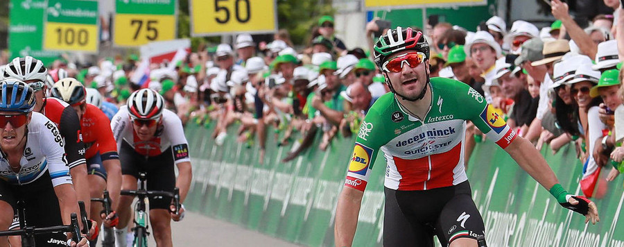 Elia Viviani sul podio della quinta tappa al Tour de Suisse